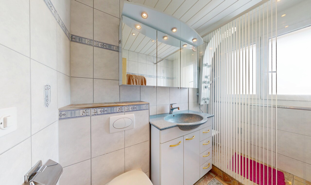 bad mit spiegel, tile wall, fliesenwand, schminktisch, und waschbecken