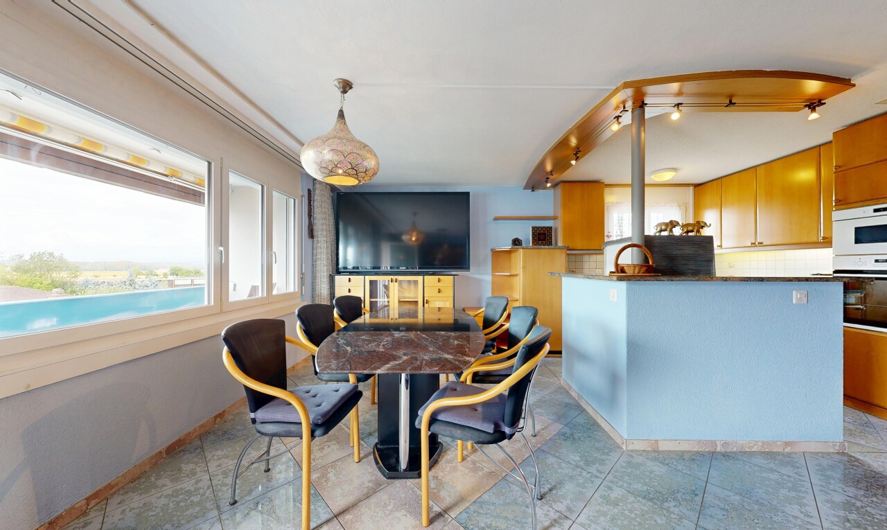 esszimmer mit fernseher, light floor, küchenrückwand beim Herd, drywall, und gipskartonwand