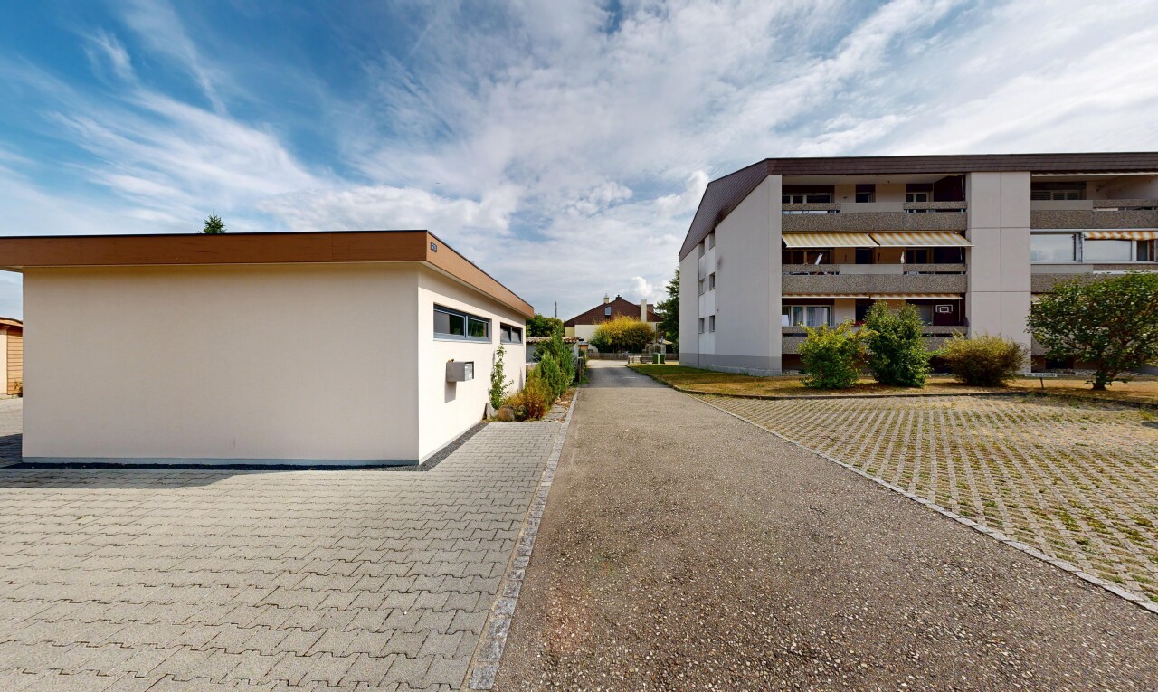 außenansicht mit from community, day time, blick auf wohnanlage, und apartment complex view