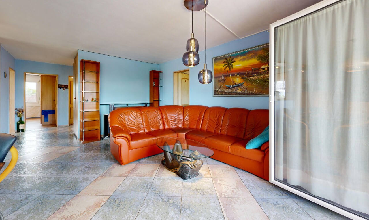 wohnzimmer mit drywall, gipskartonwand, inside property, und pendelleuchte
