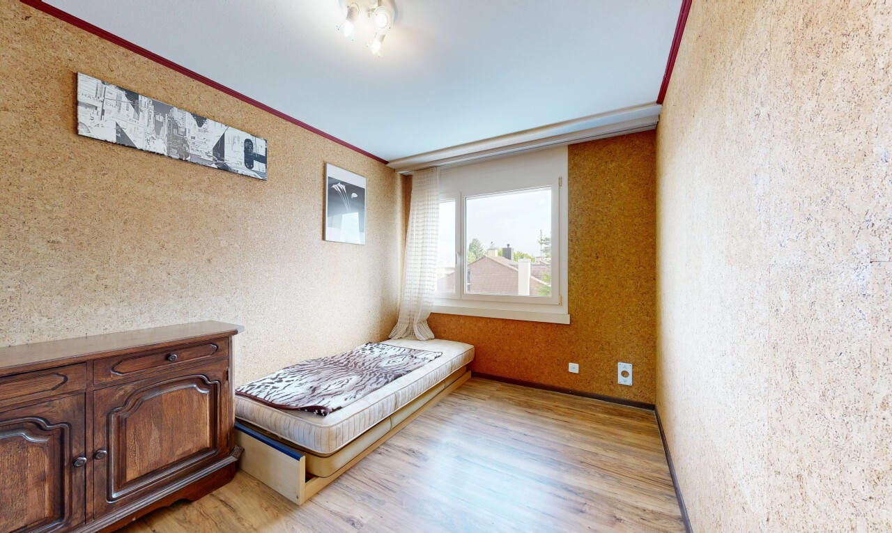 zimmer / schlafzimmer mit wood finish floor, holzfußboden, natürliches licht, inside property, und light floor
