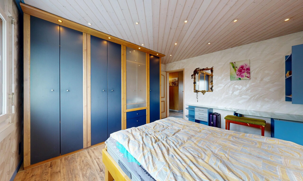 zimmer / schlafzimmer mit holzfußboden, wood finish floor, holzdecke, wood ceiling, und kleiderschrank