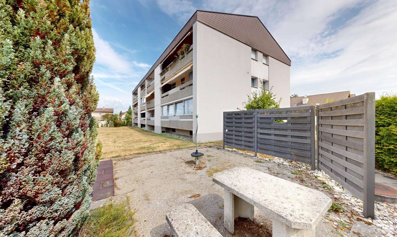 außenansicht mit zaun, blick auf wohnanlage, apartment complex view, und day time