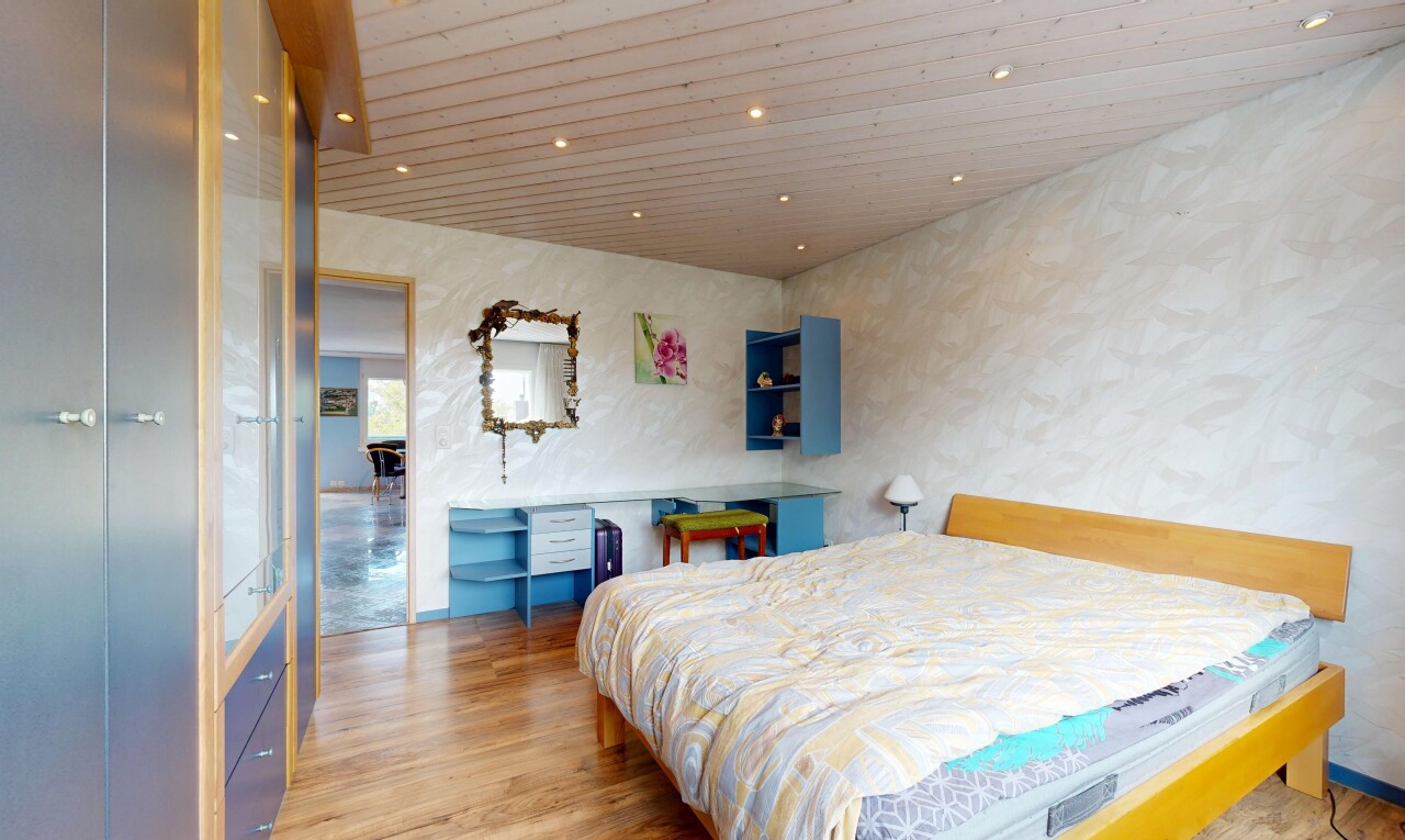 zimmer / schlafzimmer mit holzfußboden, wood finish floor, einbauleuchten, und inside property