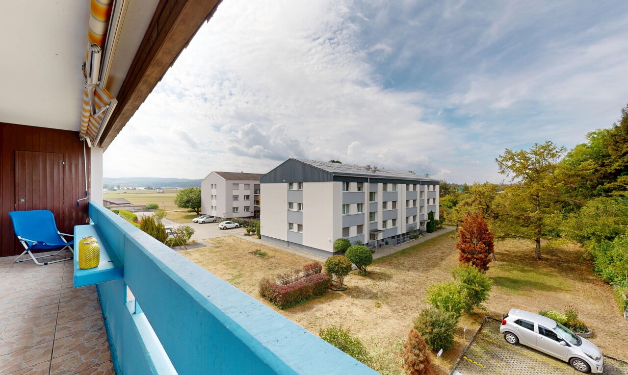 balkon mit balkon, view focus, from property, apartment complex view, und day time