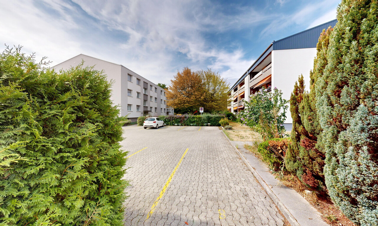 außenansicht mit from community, parkplatz, blick auf wohnanlage, und apartment complex view