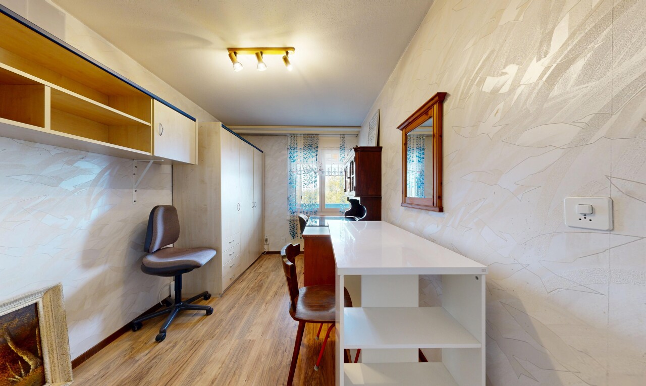 büro mit wood finish floor, holzfußboden, inside property, eingebaute regale, und light floor