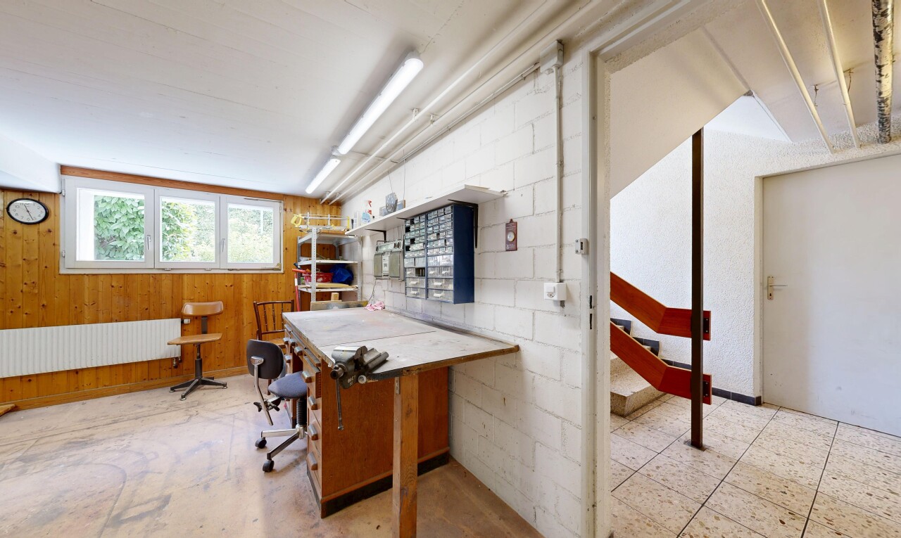 büro mit dated wood wall, kühler, inside community, treppen, und wood wall