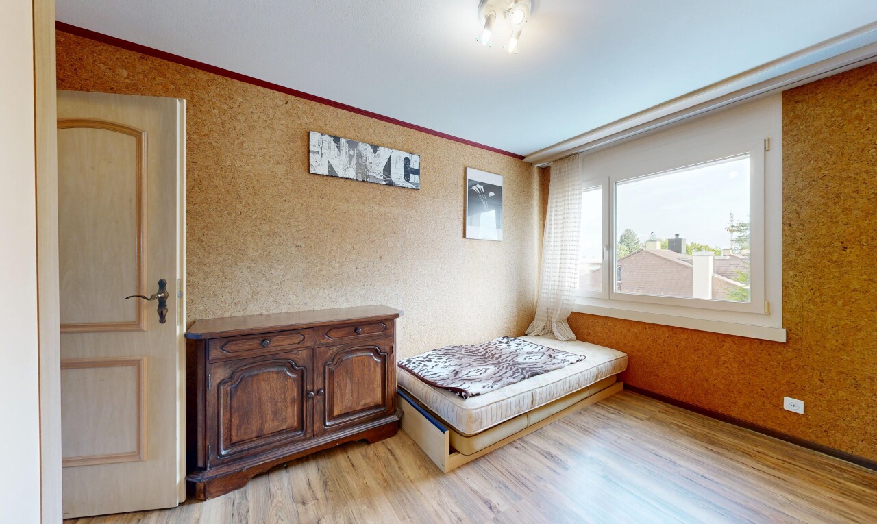 zimmer / schlafzimmer mit holzfußboden, wood finish floor, light floor, inside property, und natürliches licht