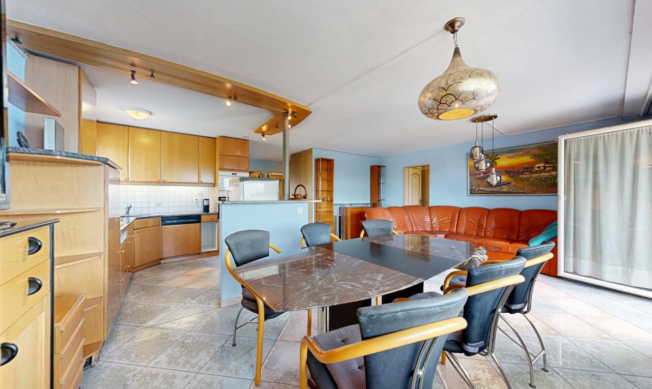 esszimmer mit küchenrückwand beim Herd, deckenbeleuchtung, light floor, inside property, und gipskartonwand