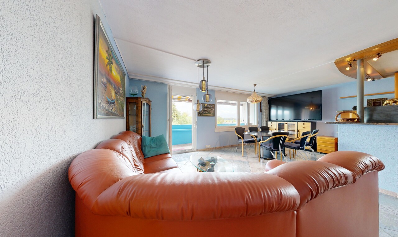 wohn- / esszimmer mit fernseher, textured wall, strukturierte wand, und pendelleuchte