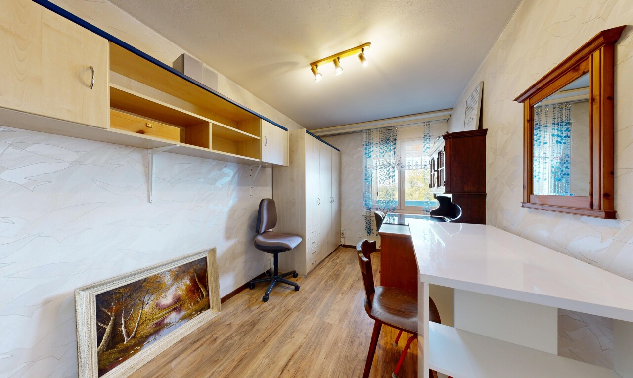 büro mit deckenbeleuchtung, wood finish floor, holzfußboden, inside property, und light floor