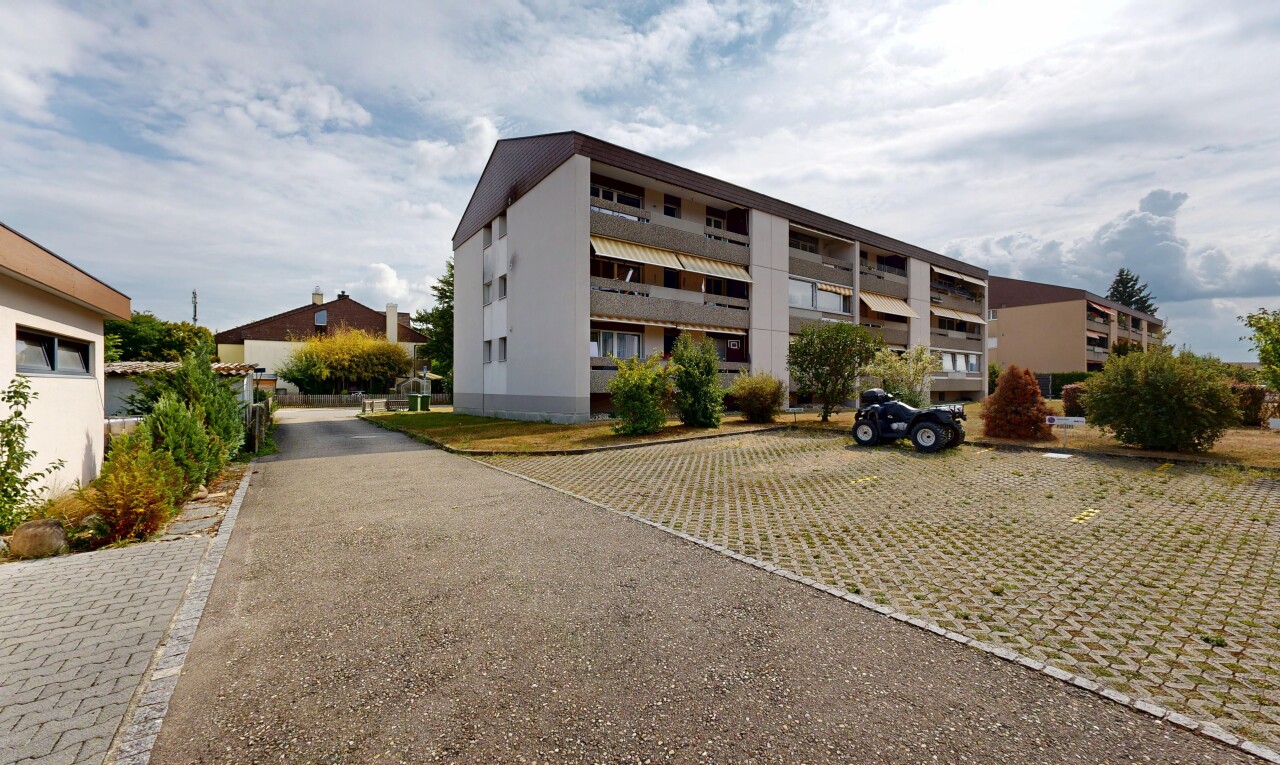 außenansicht mit apartment complex view, blick auf wohnanlage, from community, und day time