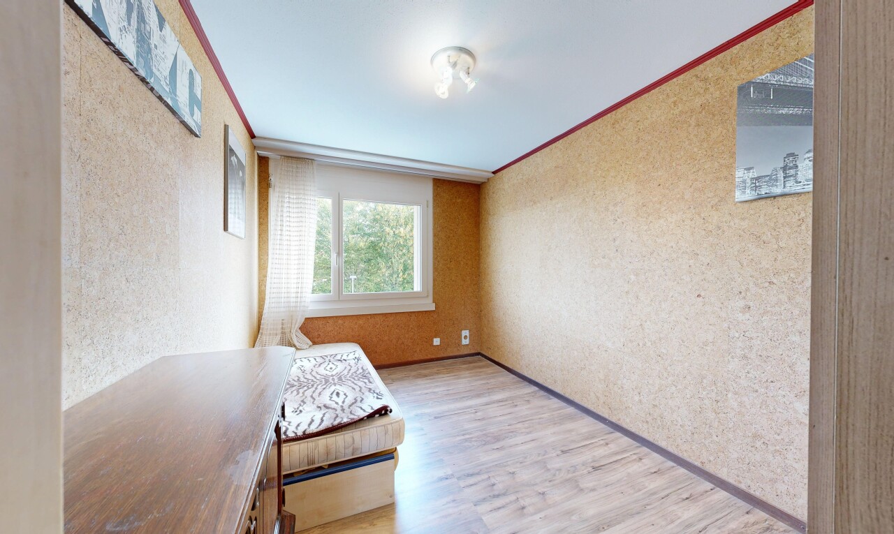 zimmer / schlafzimmer mit holzfußboden, wood finish floor, inside property, natürliches licht, und light floor