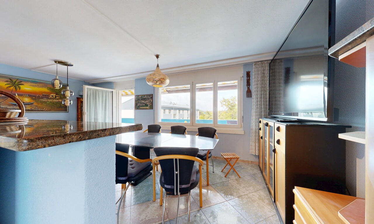 esszimmer mit pendelleuchte, fernseher, light floor, gipskartonwand, und drywall