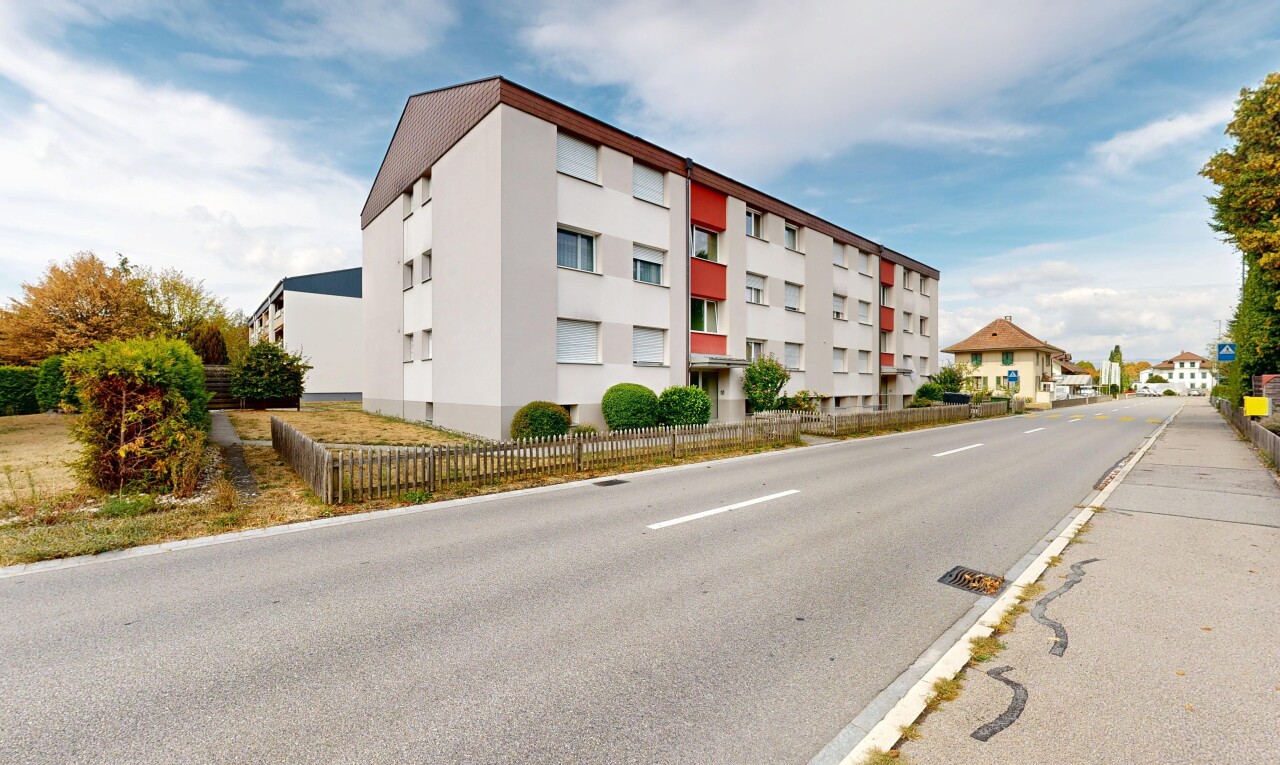 außenansicht mit blick auf wohnanlage, apartment complex view, day time, zaun, und from community
