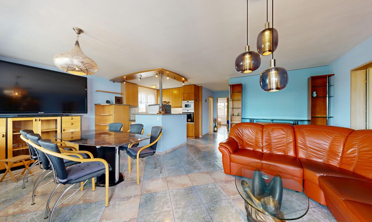wohn- / esszimmer mit fernseher, deckenbeleuchtung, gipskartonwand, drywall, und inside property