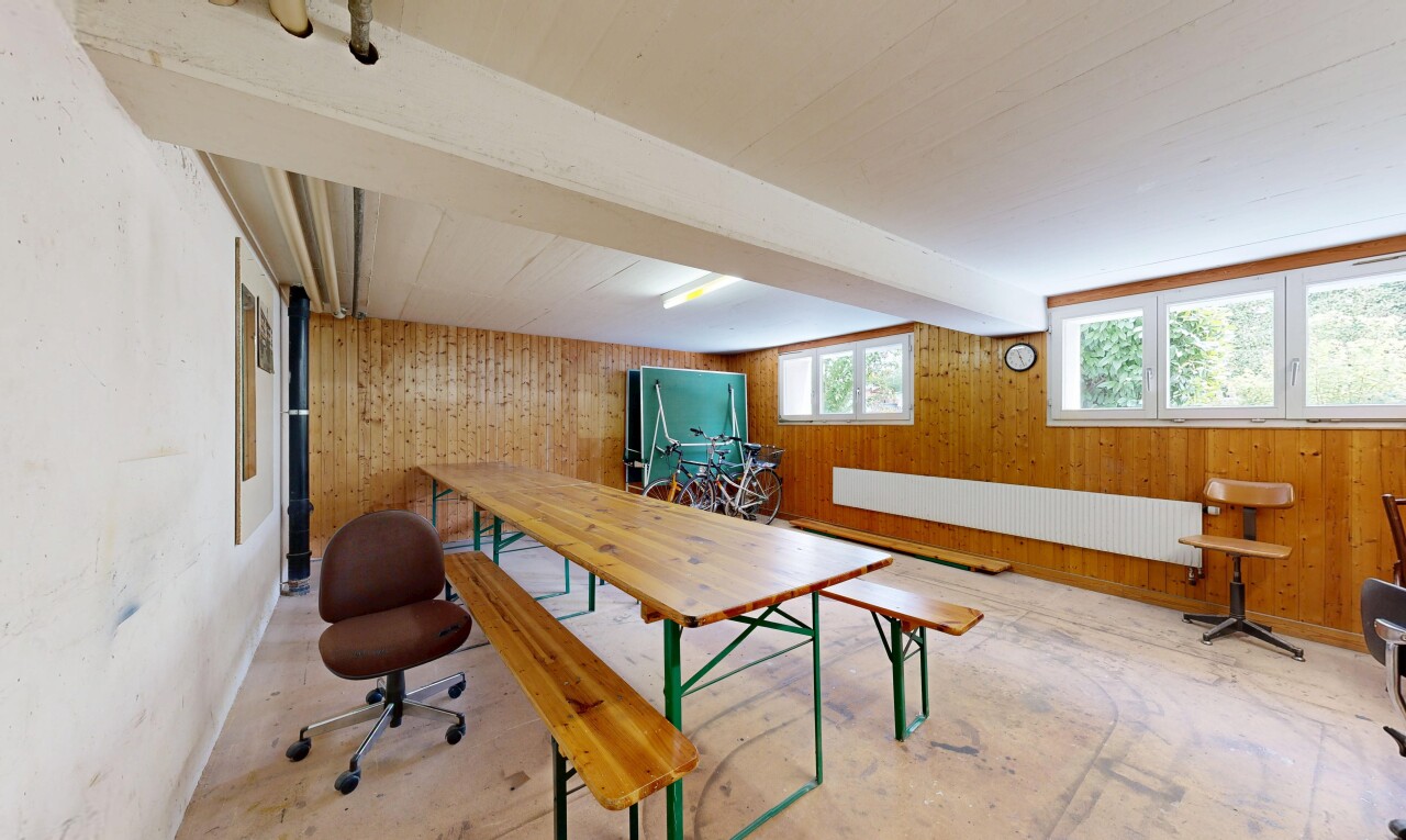 esszimmer mit low ceiling, niedrige decke, natürliches licht, inside property, und keller