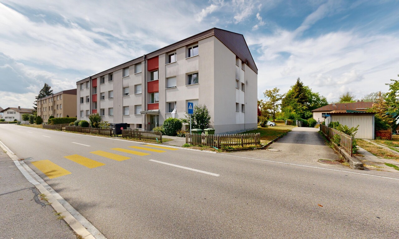 außenansicht mit blick auf wohnanlage, apartment complex view, day time, zaun, und from community