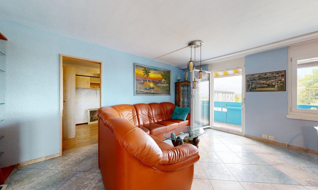 wohnzimmer mit baseboards wall, sockelleisten, inside property, und pendelleuchte
