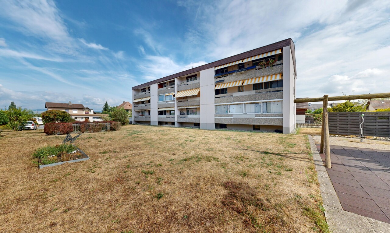 außenansicht mit apartment complex view, blick auf wohnanlage, und day time