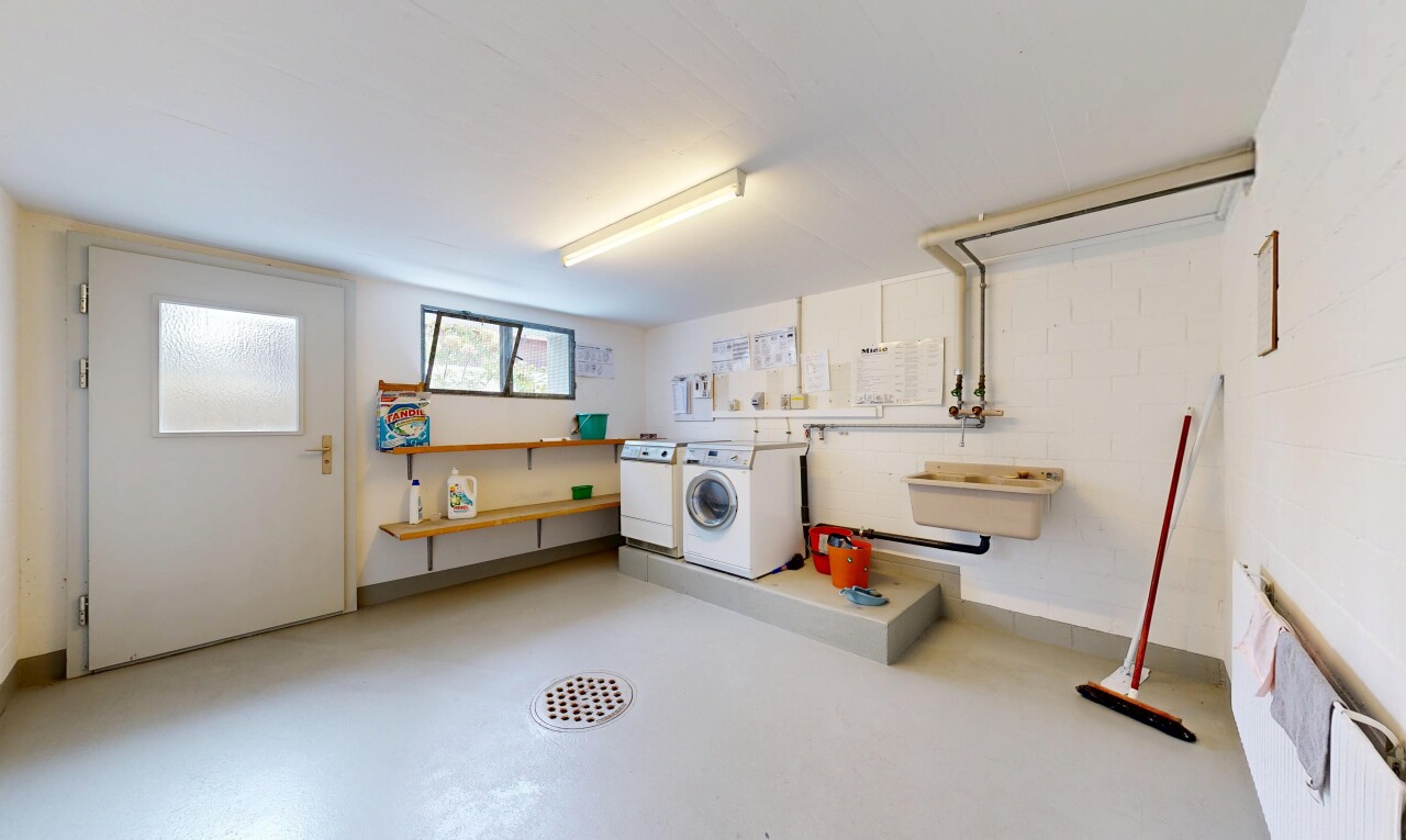 wäschekammer mit concrete floor, betonboden, finished concrete floor, inside property, und tumbler