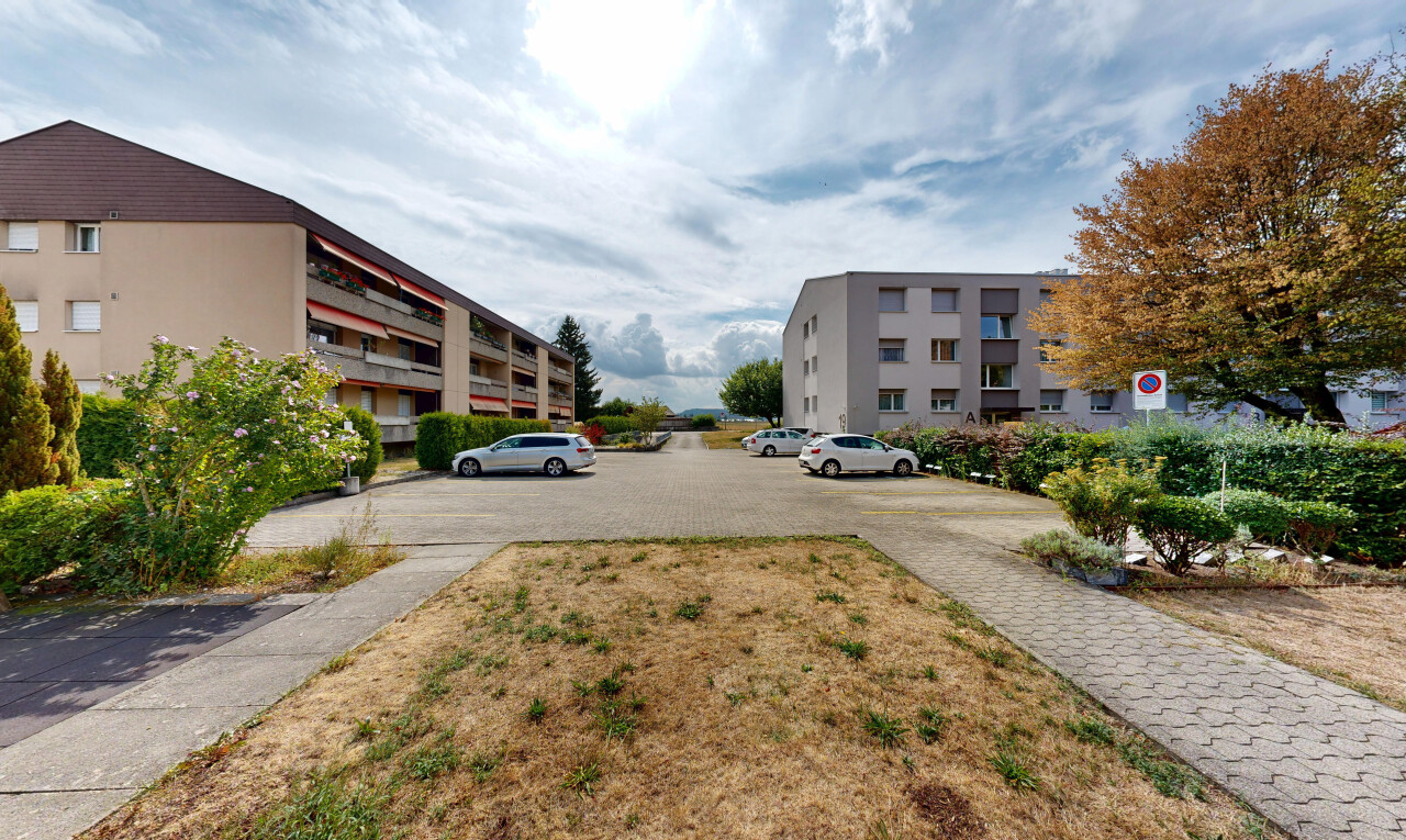 außenansicht mit from community, apartment complex view, blick auf wohnanlage, und parkplatz