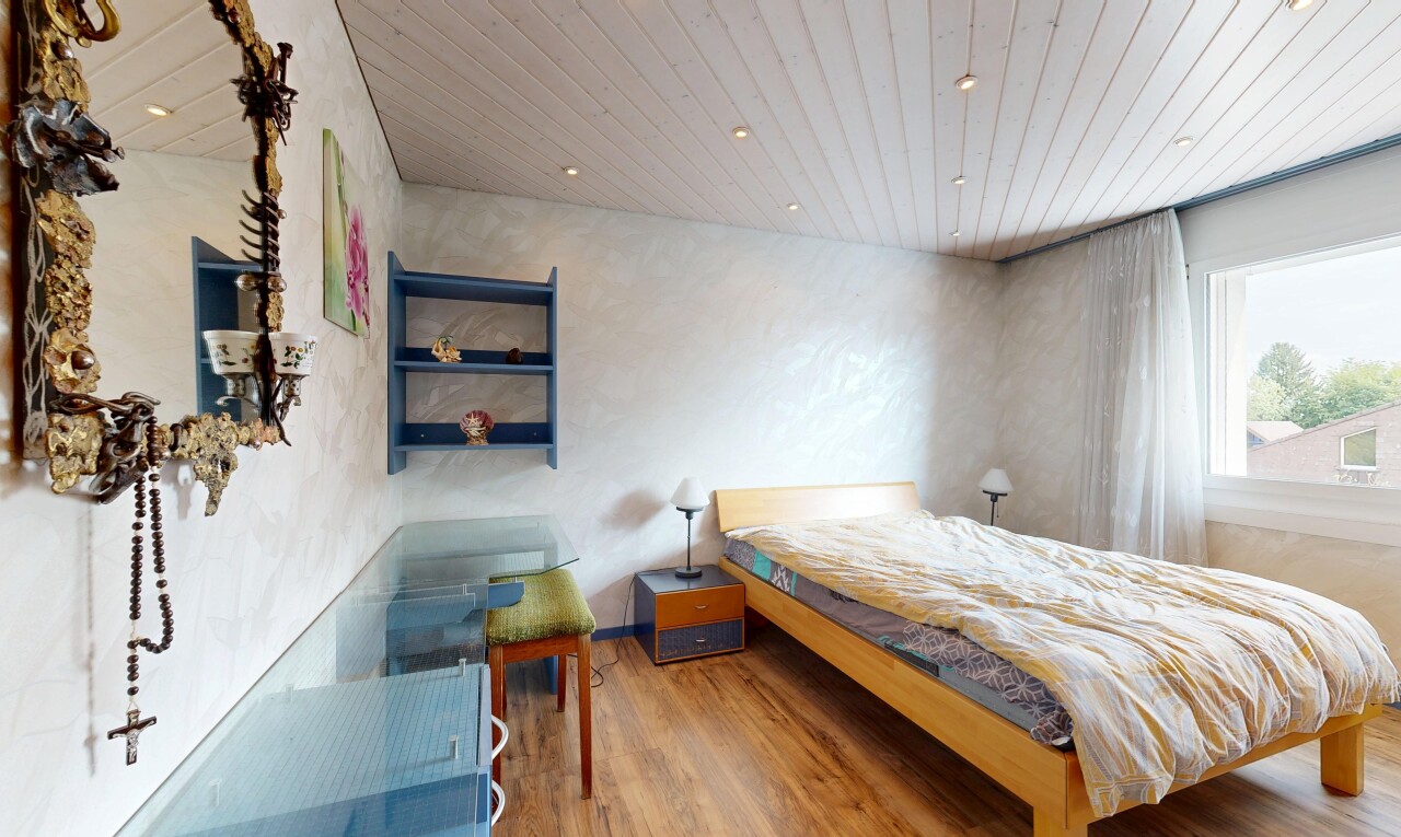 zimmer / schlafzimmer mit wood finish floor, holzfußboden, einbauleuchten, wood ceiling, und holzdecke