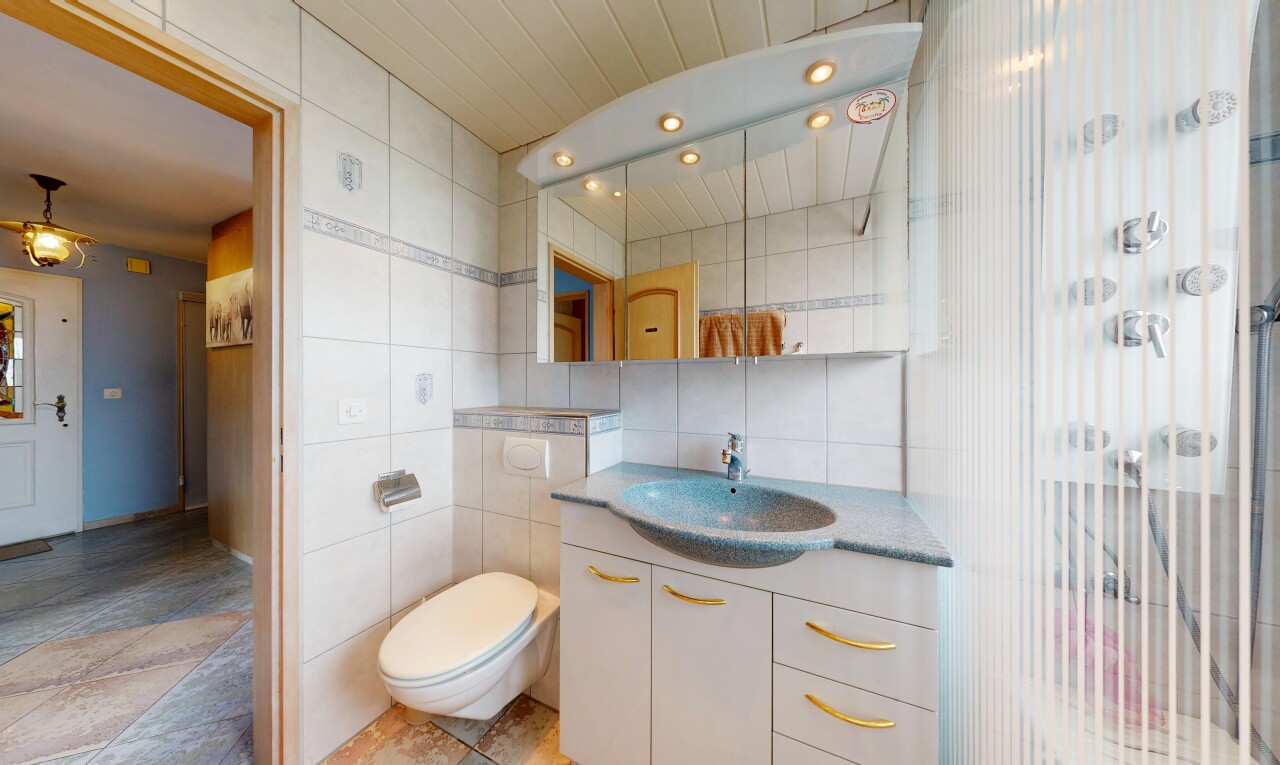 bad mit spiegel, schminktisch, komplettes badezimmer, waschbecken, und fliesenwand