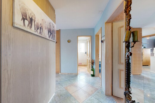 halle / korridor mit light floor und inside property