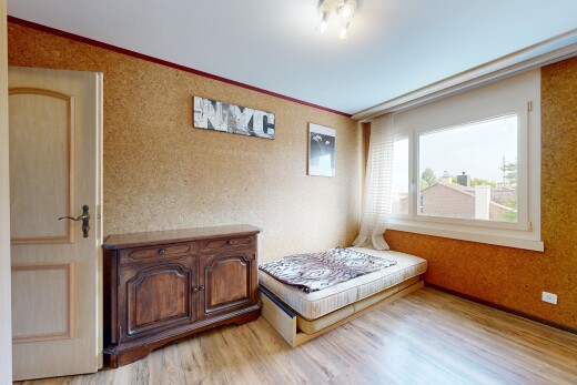 zimmer / schlafzimmer mit holzfußboden, wood finish floor, light floor, inside property, und natürliches licht