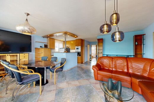 wohn- / esszimmer mit fernseher, deckenbeleuchtung, gipskartonwand, drywall, und inside property