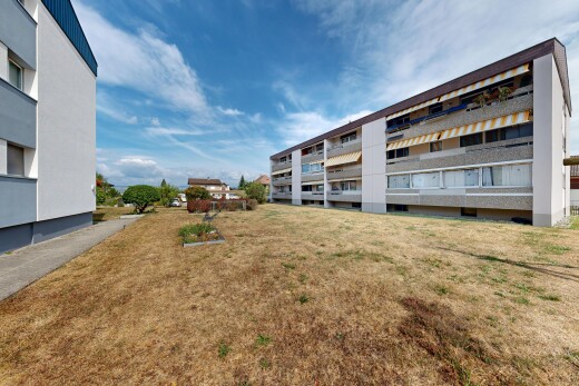 außenansicht mit blick auf wohnanlage, apartment complex view, und day time
