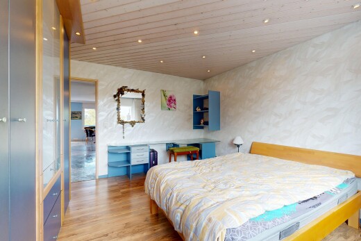 zimmer / schlafzimmer mit holzfußboden, wood finish floor, einbauleuchten, und inside property
