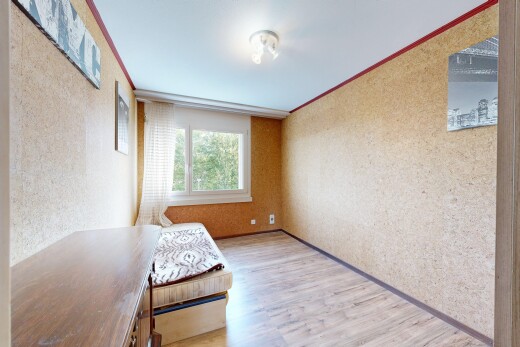 zimmer / schlafzimmer mit holzfußboden, wood finish floor, inside property, natürliches licht, und light floor