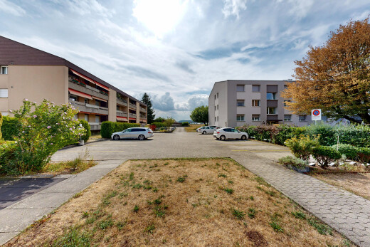 außenansicht mit from community, apartment complex view, blick auf wohnanlage, und parkplatz
