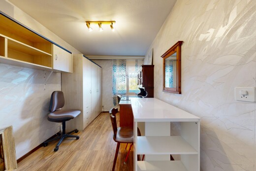 büro mit wood finish floor, holzfußboden, inside property, eingebaute regale, und light floor