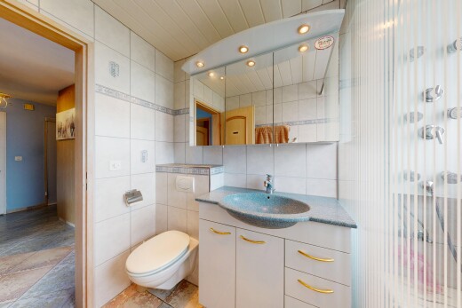 bad mit spiegel, schminktisch, komplettes badezimmer, waschbecken, und fliesenwand