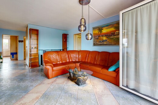 wohnzimmer mit drywall, gipskartonwand, inside property, und pendelleuchte