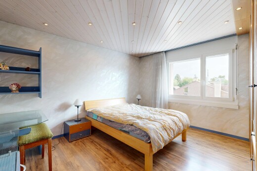 zimmer / schlafzimmer mit holzfußboden, wood finish floor, holzdecke, wood ceiling, und einbauleuchten