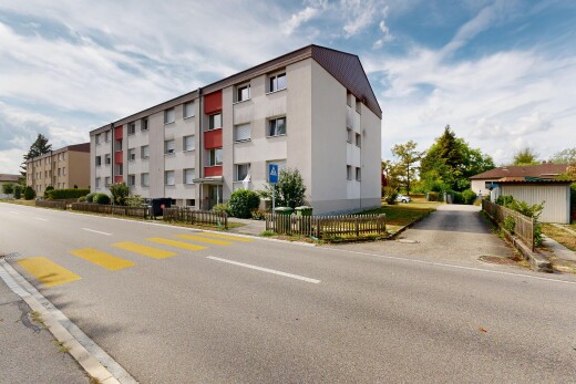außenansicht mit blick auf wohnanlage, apartment complex view, day time, zaun, und from community