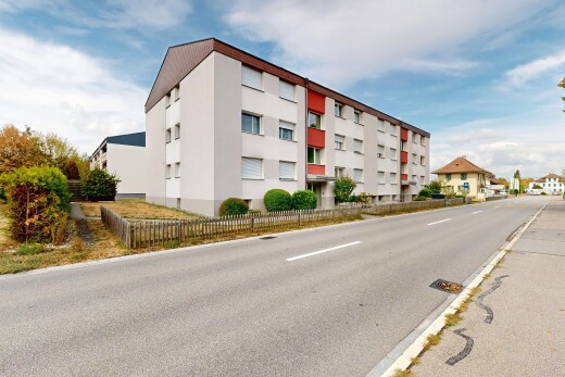 außenansicht mit blick auf wohnanlage, apartment complex view, day time, zaun, und from community