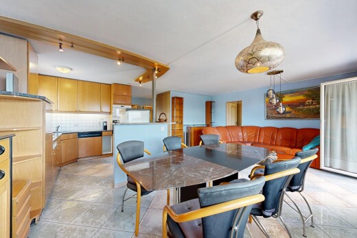 esszimmer mit küchenrückwand beim Herd, deckenbeleuchtung, light floor, inside property, und gipskartonwand