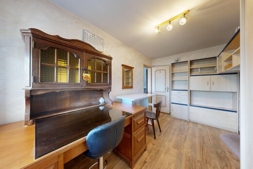 büro mit deckenbeleuchtung, holzfußboden, wood finish floor, inside property, und light floor