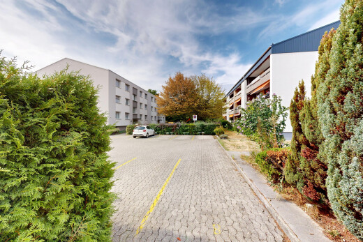 außenansicht mit from community, parkplatz, blick auf wohnanlage, und apartment complex view