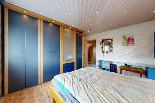 zimmer / schlafzimmer mit holzfußboden, wood finish floor, holzdecke, wood ceiling, und kleiderschrank