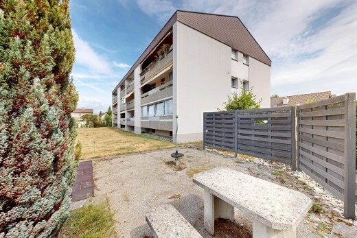 außenansicht mit zaun, blick auf wohnanlage, apartment complex view, und day time