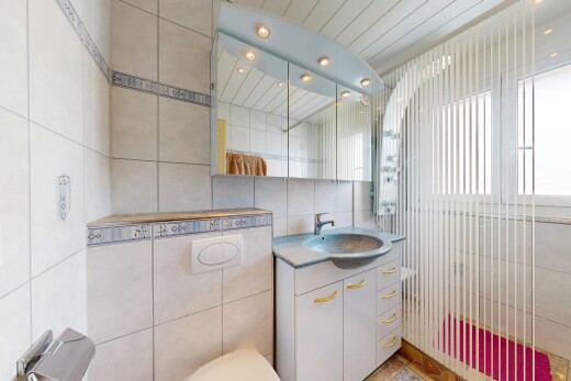bad mit spiegel, tile wall, fliesenwand, schminktisch, und waschbecken