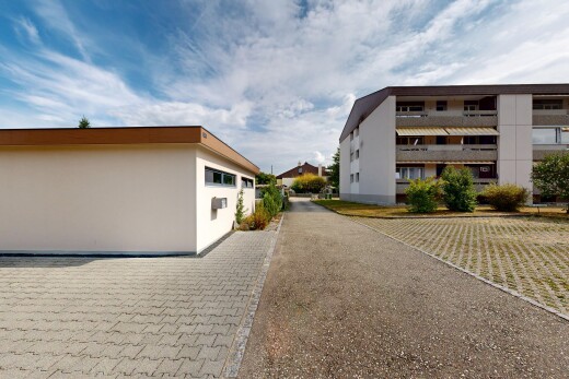 außenansicht mit from community, day time, blick auf wohnanlage, und apartment complex view