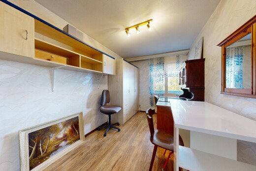 büro mit deckenbeleuchtung, wood finish floor, holzfußboden, inside property, und light floor